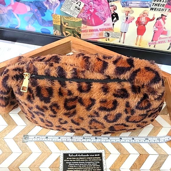Urban Outfitters plush leopard purse - Picture 5 of 11